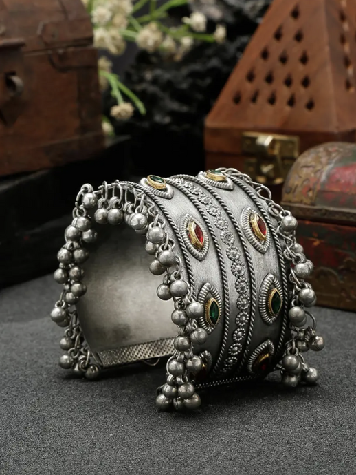 Silver cuff/bracelet in unique boho design.