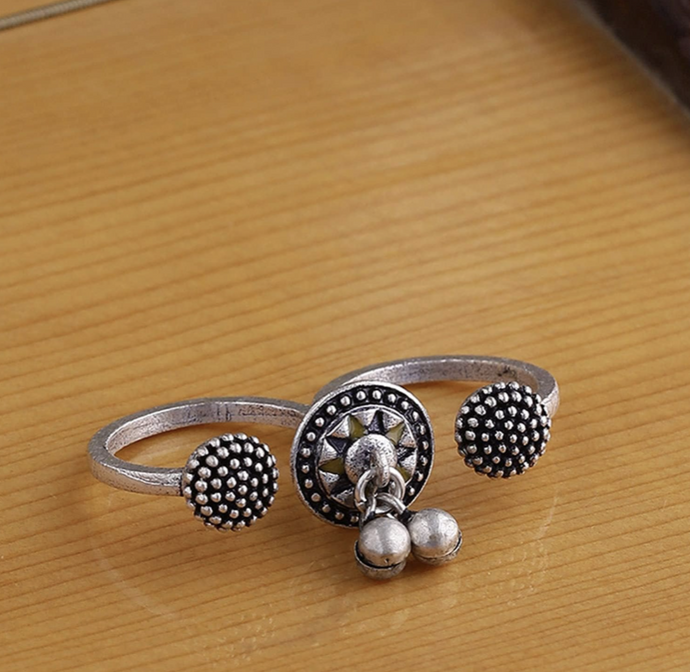 Dainty dual finger ring in oxidized silver. Great design that you won't find anywhere else