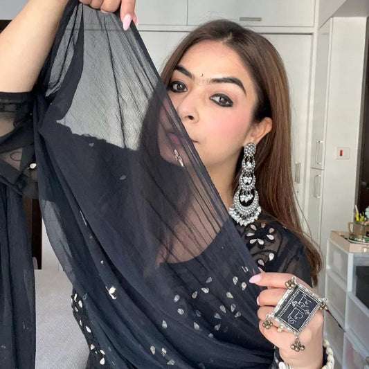 Long layered black kundan earrings. Pick-up in Ajax Ontario. Worldwide shipping available. Perfect for wedding, festival jewelry, indian Jewelry, kids jewelry, kundan jewelry, gifting, costume jewelry, fashion jewelry, Eid, onam, Diwali, karwachauth, navratri. Free shipping available. Jewelry for women. Indian jewelry in ajax durham region.