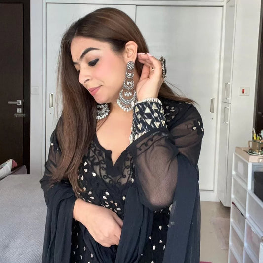 Long layered black kundan earrings. Pick-up in Ajax Ontario. Worldwide shipping available. Perfect for wedding, festival jewelry, indian Jewelry, kids jewelry, kundan jewelry, gifting, costume jewelry, fashion jewelry, Eid, onam, Diwali, karwachauth, navratri. Free shipping available. Jewelry for women. Indian jewelry in ajax durham region.