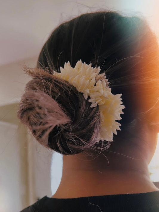 Artificial Jasmine gajras or scrunchie in full white. Can be worn as a hand bracelet or in your hairstyle. Pick-up in Ajax Ontario. Worldwide shipping available. Perfect for wedding, festival jewelry, indian Jewelry, kids jewelry, kundan jewelry, gifting, costume jewelry, fashion jewelry, Eid, Diwali, karwachauth.