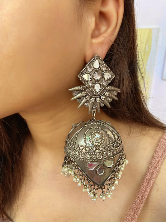 Statement oxidized silver jhumkas with pearls. Pick-up in Ajax Ontario. Worldwide shipping available. Perfect for wedding, festival jewelry, indian Jewelry, kids jewelry, kundan jewelry, gifting, costume jewelry, fashion jewelry, Eid, onam, Diwali, karwachauth, navratri. Free shipping available. Jewelry for women. Indian jewelry in ajax durham region.
