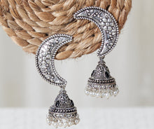 Load image into Gallery viewer, Chaand Earrings

