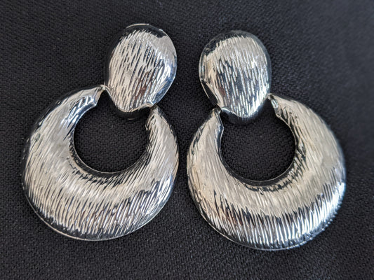 These silver earrings are super light, elegant & timeless. Pair them with a casual outfit, a party dress or a traditional attire, you can never go wrong with these. A woman wearing a silver and pearl earring with a geometric temple design and a detachable silver pearl ear chain. Pick-up in Ajax Ontario. Worldwide shipping available. Perfect for wedding, festival jewelry, indian Jewelry, kids jewelry, kundan jewelry, gifting, costume jewelry, fashion jewelry, Eid, onam, Diwali, karwachauth, navratri. 