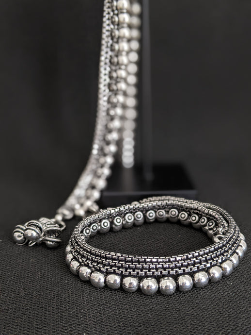 Super sleek & elegant pair of silver anklets! Shop these if you are looking for medium chann chann.