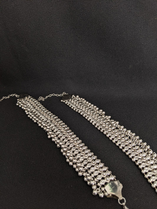 These silver anklets have a heavy look and are full with ghungroos. Your presence surely won't get unnoticed when wearing these