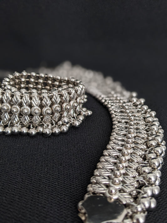 These silver anklets have a heavy look and are full with ghungroos. Your presence surely won't get unnoticed when wearing these