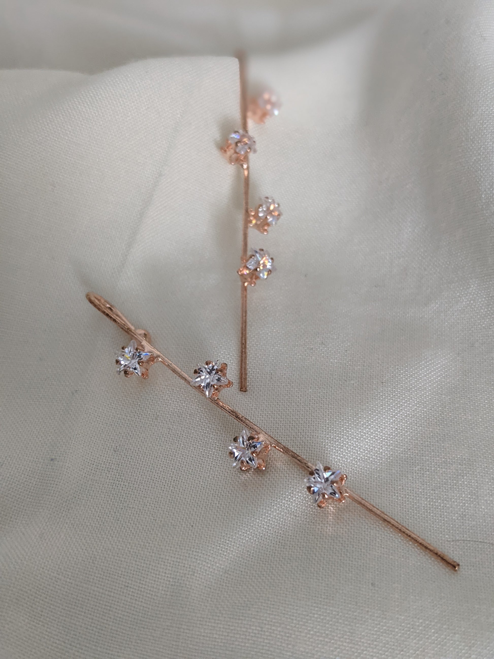 Sleek pin earcuffs in rose gold. Pick-up in Ajax Ontario. Worldwide shipping available. Perfect for wedding, festival jewelry, indian Jewelry, kids jewelry, kundan jewelry, gifting, costume jewelry, fashion jewelry, Eid, onam, Diwali, karwachauth, navratri. Free shipping available. Jewelry for women. Indian jewelry in ajax durham region.