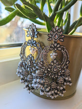 Load image into Gallery viewer, Baani Earrings
