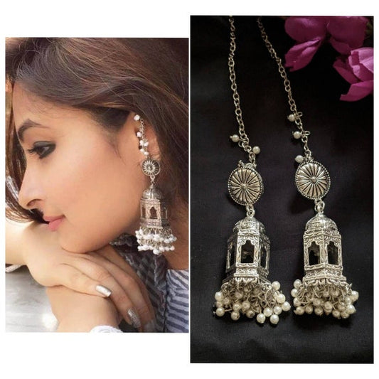 A woman wearing a silver and pearl earring with a geometric temple design and a detachable silver pearl ear chain. Pick-up in Ajax Ontario. Worldwide shipping available. Perfect for wedding, festival jewelry, indian Jewelry, kids jewelry, kundan jewelry, gifting, costume jewelry, fashion jewelry, Eid, onam, Diwali, karwachauth, navratri. Free shipping available. Jewelry for women. Indian jewelry in ajax durham region.
